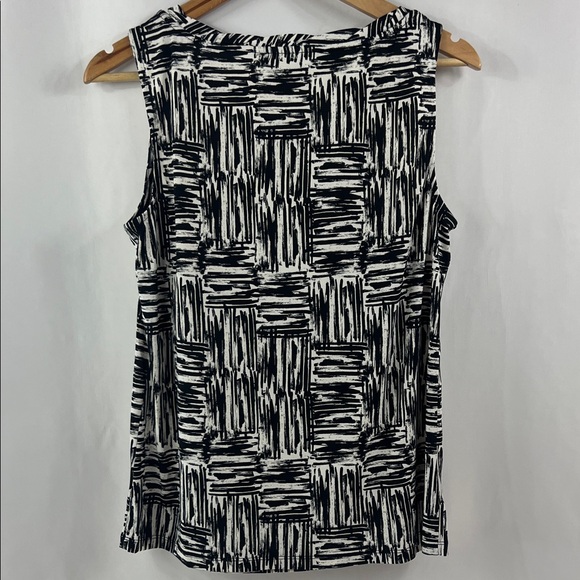NWOT‎ Kasper Black and White Abstract Pleated Sleeveless Blouse Size Medium - Picture 4 of 10